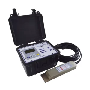 Medidor de área-velocidad Ultra-AV Equysis en maleta abierta con el sensor Doppler